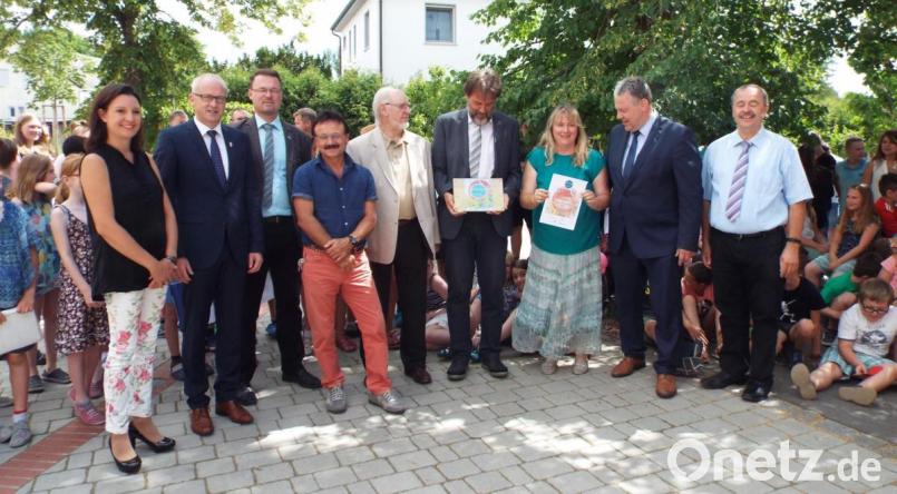 Von links: Elternbeiratsvorsitzende Julia Lang, Bgm Lindner Bernhard, Florian Junkes, Lorenz Hirsch, Manfred Klemm (alle drei ZEN Ensdorf), Rektor Heinz Meinl, Projektleiterin Maria Lösch-Ringer, Schule Hahnbach, Landrat Richard Reisinger, Bgm Peter Dotzler (Gebenbach). Bild: e