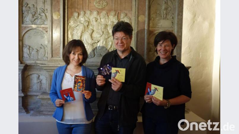 Die Autoren Julia Kathrin Knoll und Rolf Stemmle sowie Ines Amann von den Kunstsammlungen des Bistums Regensburg (von links) stellen ihre Büchlein über den Regensburger Dom vor. Bild: Susanne Wolke