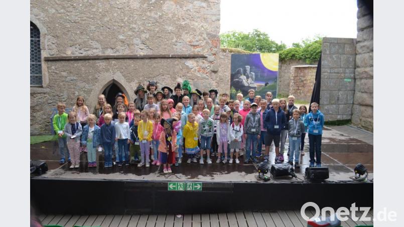 25 Kinder durften sich auf Einladung von Oberpfalz-Medien das Theaterstück &quot;Die kleine Hexe&quot; auf der Burg Leuchtenberg anschauen. Bild: fz