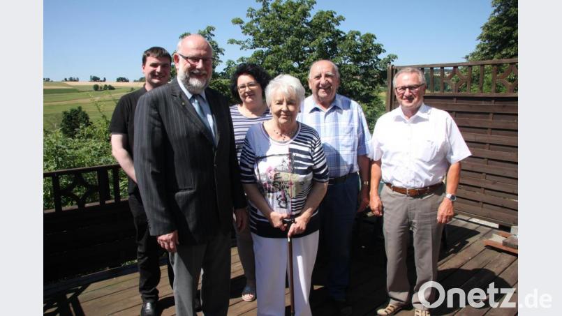 Ludwig und Rosemarie Forster feierten in Triebendorf diamantene Hochzeit. Dazu gratulierten 2. Bürgermeister Fritz Holm (rechts), Pfarrer Maximilian Roeb, Pfarrer Martin Schlenk und Tochter Silvia Pirner (von links). Bild: wro