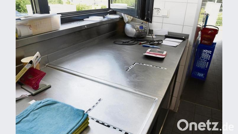 Im Kiosk hielt den Einbrechern ein Fenster nicht stand. Ob sie aus diesen Räumen etwas entwendeten, konnte die Pressestelle des Polizeipräsidiums bis dato noch nicht sagen. Die Kripo sicherte dort routinemäßig Spuren. Bild: Petra Hartl