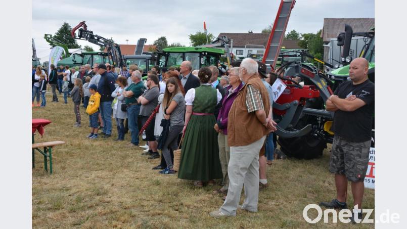 Viele Besucher bestaunten die Präsentation der forstwirtschaftlichen Maschinen. Bild: jr