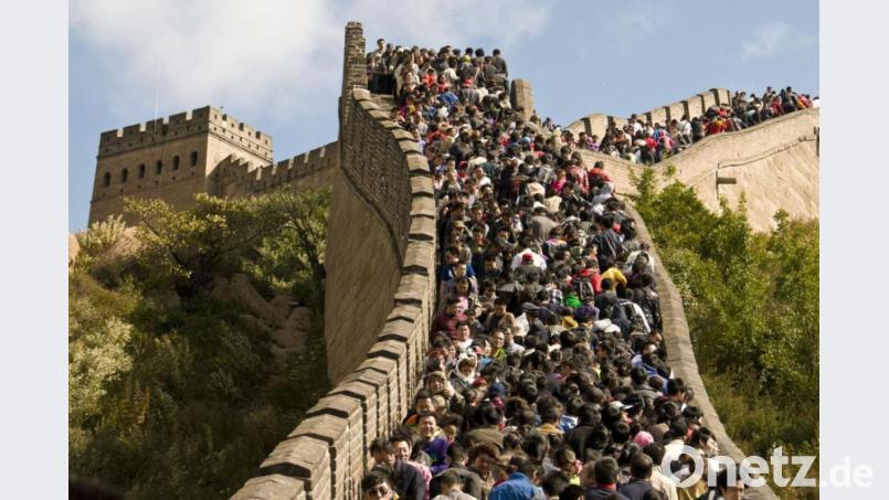 Die Einsamkeit, die manche Reisebilder vorgaukeln, sucht man hier vergebens: Auf der chinesischen Mauer waren Sabine und Thomas nicht alleine. Bild: Hoppe/Rahn