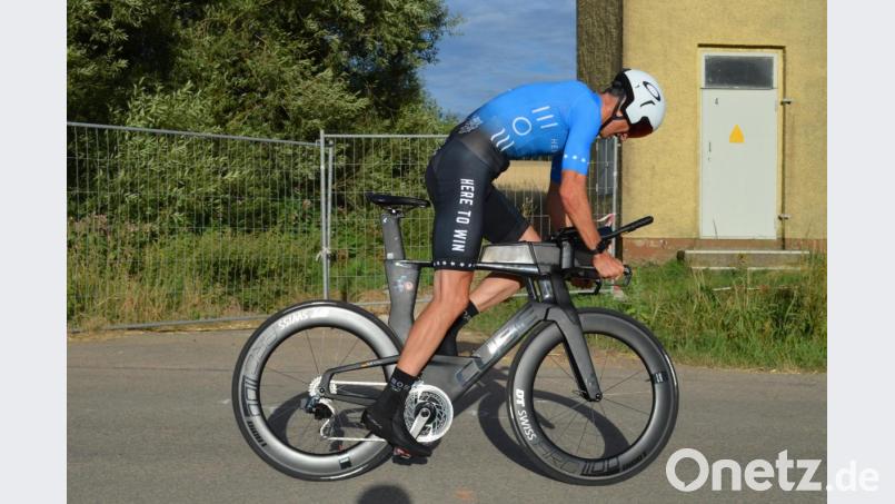 Geschwindigkeiten von teils über 60 km/h fuhr Zibi Szlufcik auf seiner Hightech-Maschine. Bild: fz