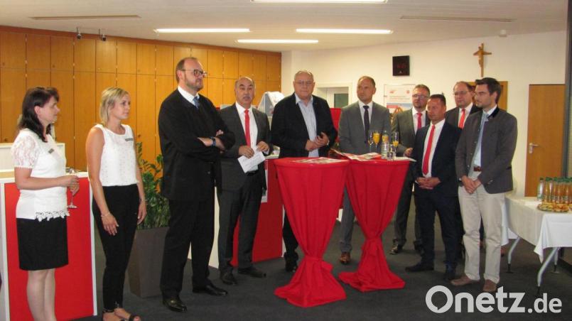 Vorstandsvorsitzender Josef Pflaum (Vierter von links) freut sich, dass zur Einweihungsfeier auch Landrat Andreas Meier (Dritter von links) Bezirkstagevizepräsident Lothar Höher (Fünfter von links), Landtagsabgeordneter Stephan Oetzinger (rechts) und Bürgermeister Richard Kammerer erschienen sind. Bild: sei