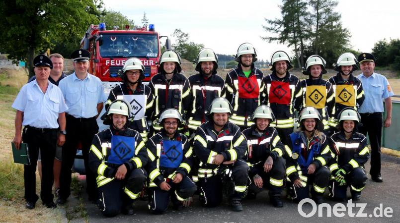 Die drei Schiedsrichter Siegfried Schell aus Floß, Kreisbrandmeister Andreas Götz aus Neudorf bei Georgenberg (links) und Kreisbrandinspektor Martin List aus Pirk (rechts) vergaben Abzeichen an Sarah Müller, Christoph Lindner, Christopher Kett, Andreas Rossmann, Tobias Kett, Stefan Lindner, Matthias Vrhovec, Maximilian Zuber, Kevin Träger, Alexandra Sommer, Florian Witzl, Felix Witzl und Marcel Meier. Bild: mef