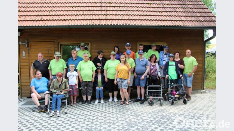 Fischereiverein-Vorsitzender Klaus Wächter (Zweite Reihe, links), Betreuer Josef Wenzl (rechts) und 
Betreuerin Christina Schnurrer (orangenes Shirt). Bild: exb
