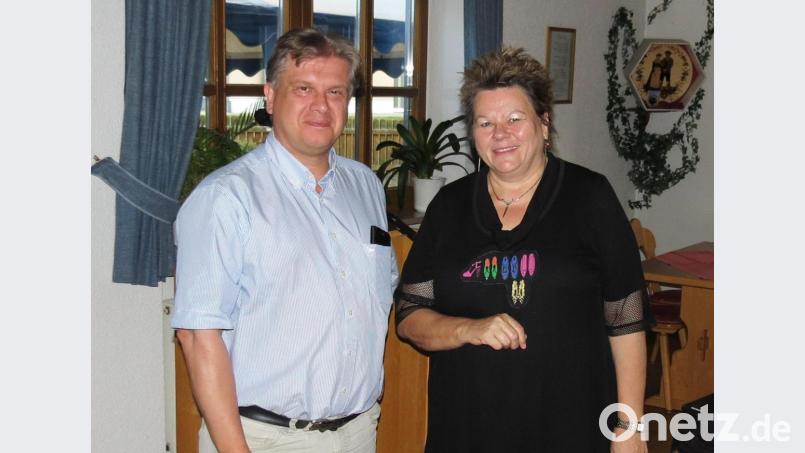 Petra Vorsatz bedankt sich bei Heimatforscher Bernhard Weigl für seine interessanten Ausführungen zur Burg Waldeck. Bild: Dobmeier