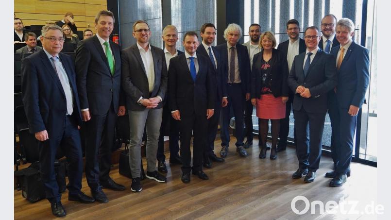 Veranstalter, Referenten, Workshopleiter und Ehrengäste treffen sich zur Auftaktveranstaltung für das neue Medical-Valley-Center Weiden. Bild: Bühner