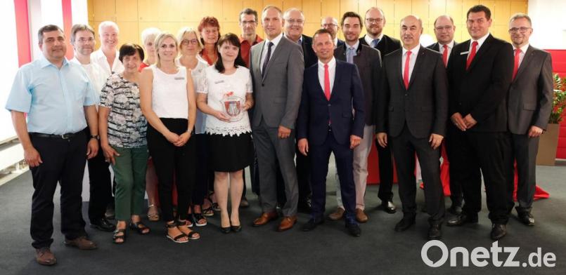 Vorstandsvorsitzender Josef Pflaum (Vierter von rechts) begrüßte einige Ehrengäste und Vermieter Siegfred Janner (links) bei der Einweihung der renovierten Räume der Sparkasse in Mantel. Bild: sei