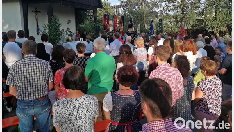 Vor der Kirche feierten die Besucher und Gäste Gottesdienst mit Pfarrer Alfons Forster. Danach war Geselligkeit groß geschrieben bei der Engleshofer Kirchweih. Bild: zer