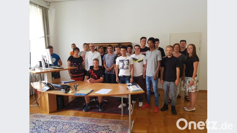 Kultusminister Prof. Dr. Michael Piazolo (1. Reihe 5. von rechts) erfüllte den Schülern von der Privaten Berufsschule des St. Michaels-Werk Grafenwöhr zusammen mit Schulleiter Peter Fleischmann (1. Reihe 3.von rechts) und den Lehrkräften Cornelia Haberkorn (1. Reihe 2.von links), Johanna Rosner (1. Reihe 1. von links), Verena Mardanow (1. Reihe 1. von rechts) und Hans Haberberger (hinten 1. von rechts) gerne den Wunsch eines Erinnerungsfotos. Bild: exb