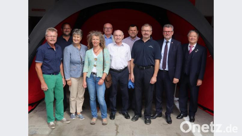 Bürgermeister Michael Göth und Vertreter des Stadtrates übergeben das Schnelleinsatzzelt an die Feuerwehr. Bild: mfh