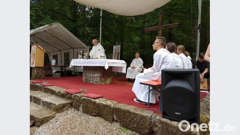 Der dritte Gottesdienst des Triduums wird im Freien auf der Altarinsel neben den Linden gefeiert. Bild: hzi