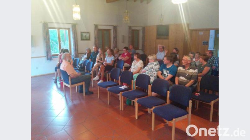 Pfarrer Martin Schlenk (links) hatte zu einer Diskussion ins Gemeindehaus eingeladen. Bild: exb