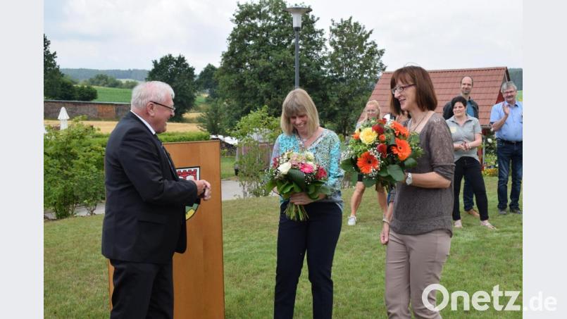 Mit viel Leidenschaft und Engagement begleiteten Nicole Blank (Mitte) und Rosi Heininger (rechts) den Spielplatz von der ersten Stunde an. Bürgermeister Johann Wilhelm dankte den beiden Frauen mit einem Blumenstrauß. Bild: bnr