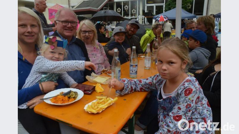 Die Besucher, darunter auch viele Kinder, halten auch den Regenschauern stand. Bild: Kunz