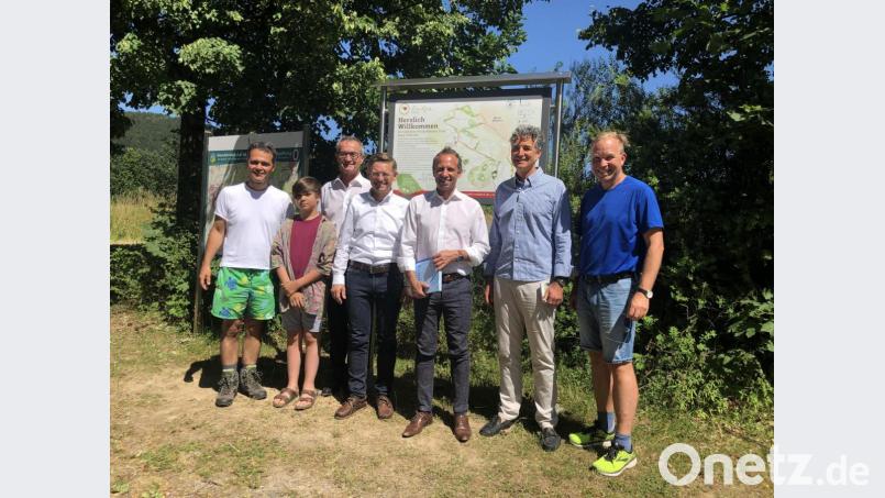 In der vergangenen Woche kam Umweltminister Thorsten Glauber (Mitte) in den Essbaren Wildpflanzenpark in Waldeck. Er informierte sich von Leonhard Zintl (von links), Bürgermeister Werner Nickl, MdL Tobias Reiß und Markus Strauß (Zweiter von rechts). Bild: hl