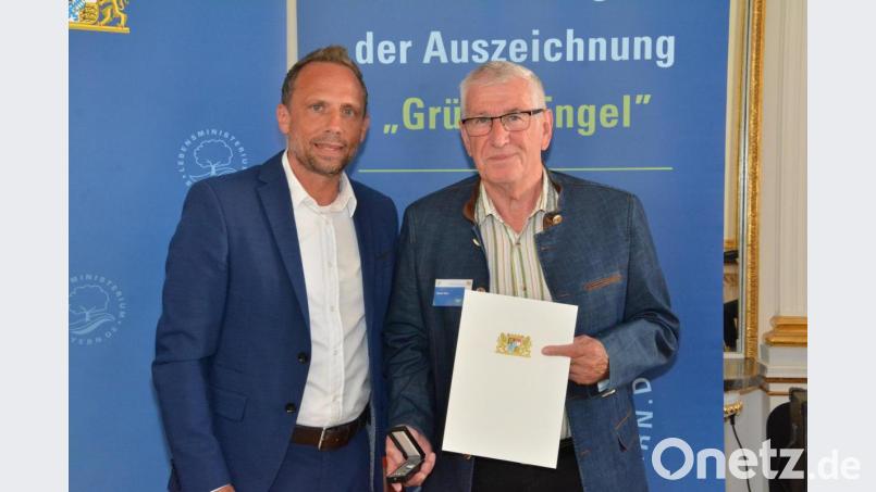 Umweltminister Thorsten Glauber (links) überreicht Günter Klein aus Trabitz die Auszeichnung &quot;Grüner Engel&quot;. Bild: Bayerisches Staatsministerium für Umwelt und Verbraucherschutz