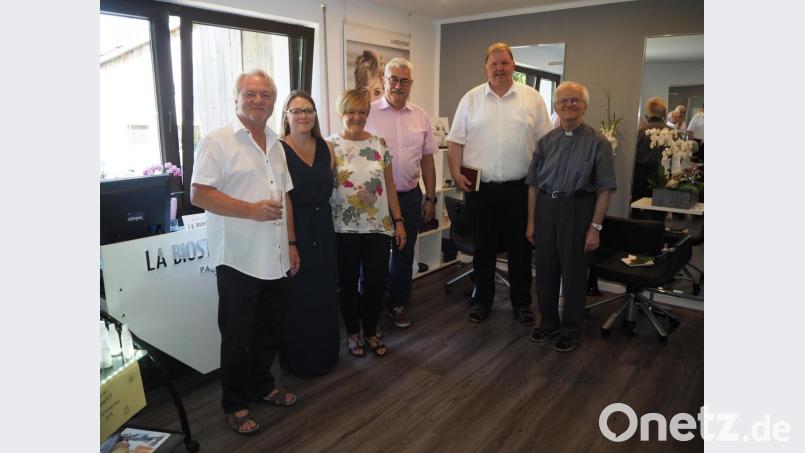 Pfarrer Ulrich Gruber und Stadtpfarrer Josef Häring segnen die neuen Räume der &quot;Frisurenecke&quot;. Bild: krb