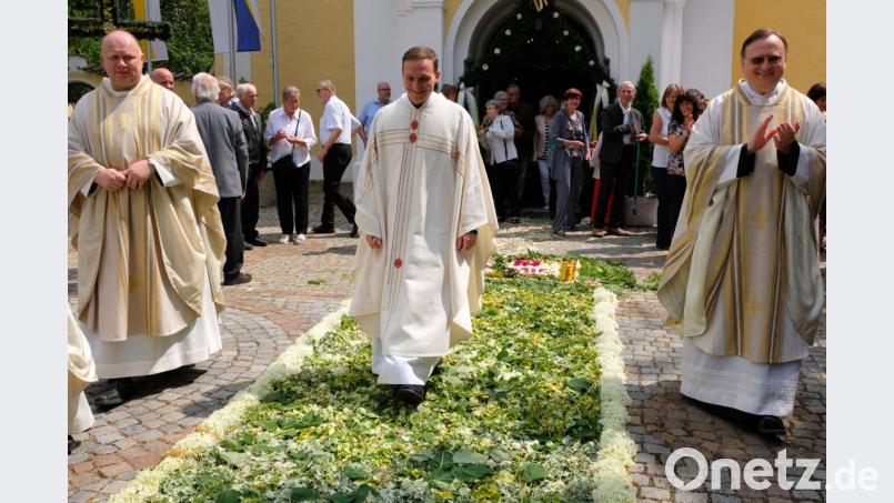 Es kostete ihm schon einiges an Überwindung, den kunstvoll gestalteten Blumenweg mit farbenfrohen Motiven zu begehen. Links im Bild Rektor Pater Lukas Temme CP und rechts Provinzial Pater Gregor Lenzen CP. Bild: mab