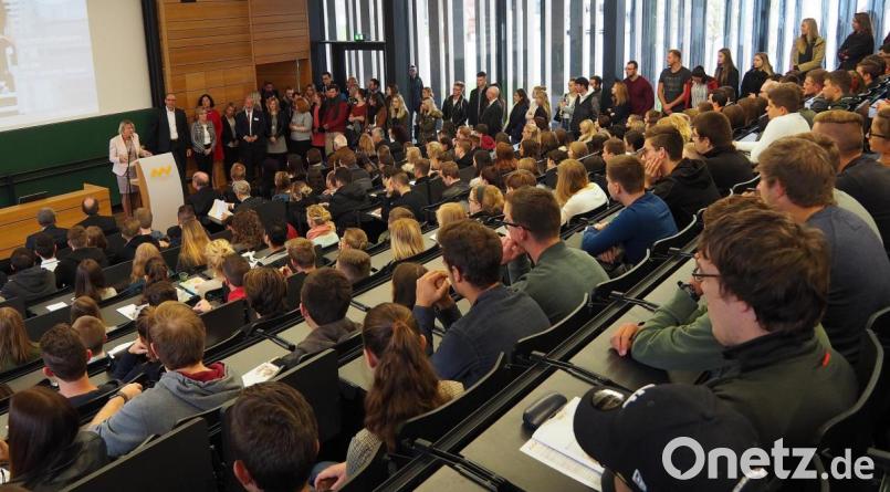 Bis in den Flur hinaus standen die Erstsemester der OTH in Weiden bei der Begrüßungsfeier. Hochchulpräsidentin Andrea KLug hies alle willkommen. Bild: Bühner