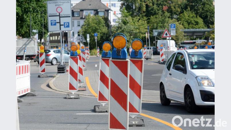Wegen Bauarbeiten muss der Verkehr auf der Leibnizstraße ausweichen. Die Stadt rät zu Vorsicht in dem Bereich. Bild: Gabi Schönberger