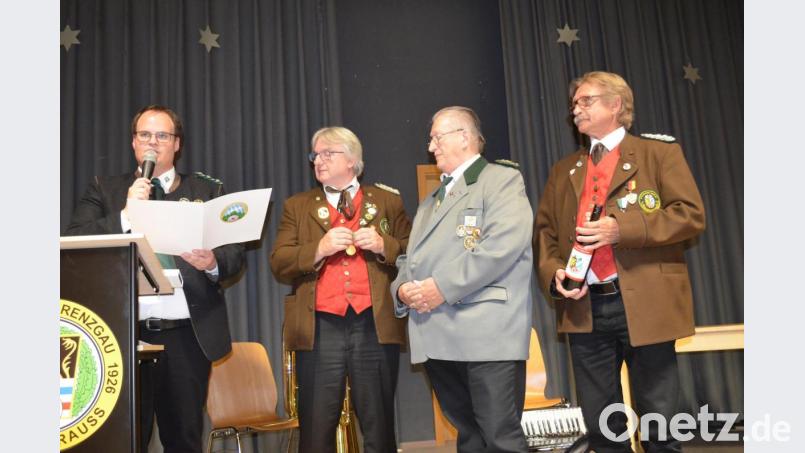 Ehrengauschützenmeister Michael Olbrich (zweiter von rechts) erhält mit der „Goldenen Medaille am grünen Band“ eine Auszeichnung verliehen, die es bisher noch nie im Sportschützengrenzgau gegeben hat. Bild: fz