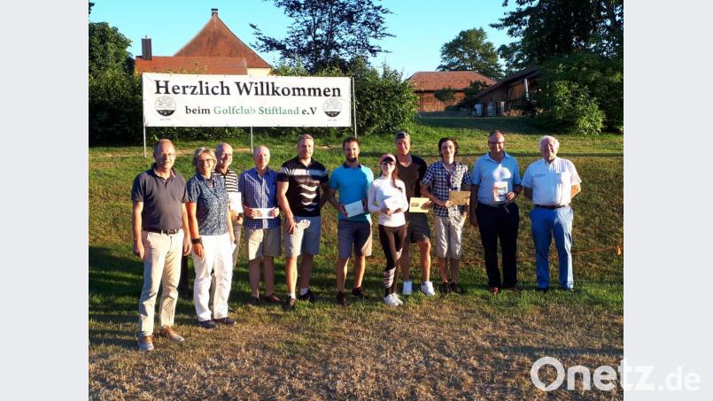 Richard Eisendraud (von links) mit den erfolgreichsten Teilnehmern des Sonnwendturniers auf der Anlage des Golfclubs Stiftland, , Ingrid Franz, Peter Franz, Wolfgang Beer, Anton Prommersberger, Marian Ludwig, Christina Höfer, Chris Burger, Pascal Schwirtz, Holger Höcht sowie Dr. Wolfgang Ries. Bild: exb