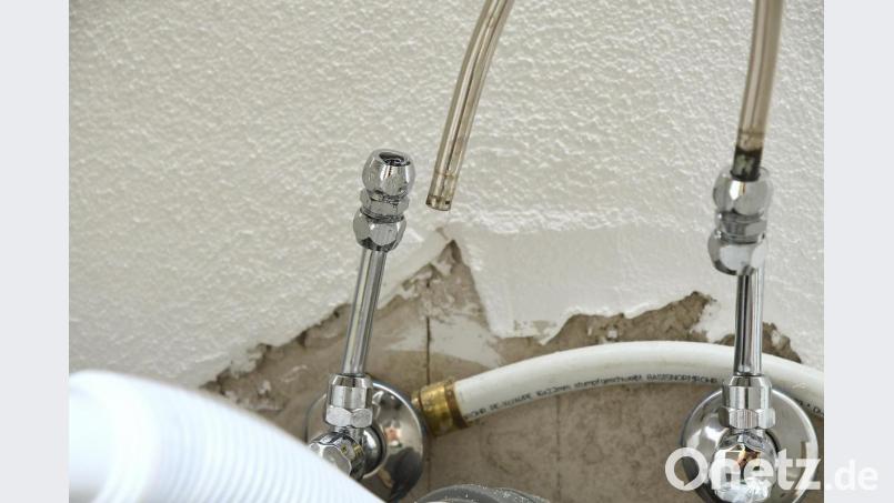 Die Einbrecher rissen im Waldbad auch eine Wasserleitung ab. Bild: Petra Hartl