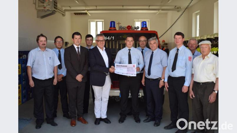 Einen Scheck in Höhe von 5000 Euro übergab Dr. Karl-Peter Thelen (Fünfter von links) an Vorstand Michael Kalb. Für die großzügige Unterstützung bedankten sich Bürgermeister Martin Schwandner (Dritter von links), CSU-Ortsvorsitzender Reinhard Schwarz (links), MdB Karl Holmeier (Vierter von rechts) und die Mitglieder der Feuerwehr. Bild: bnr