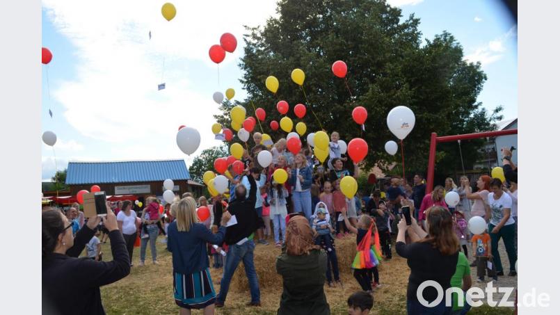 Die Teilnehmer beim Ballonwettbewerb hoffen, dass die an ihren Ballons hängenden Karten zurückkommen. Bild: fz
