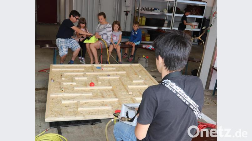 Der Umgang mit den druckluftunterstützten Hebekissen erfordert bei diesem Spiel viel Gefühl und Koordination. Bild: mfh