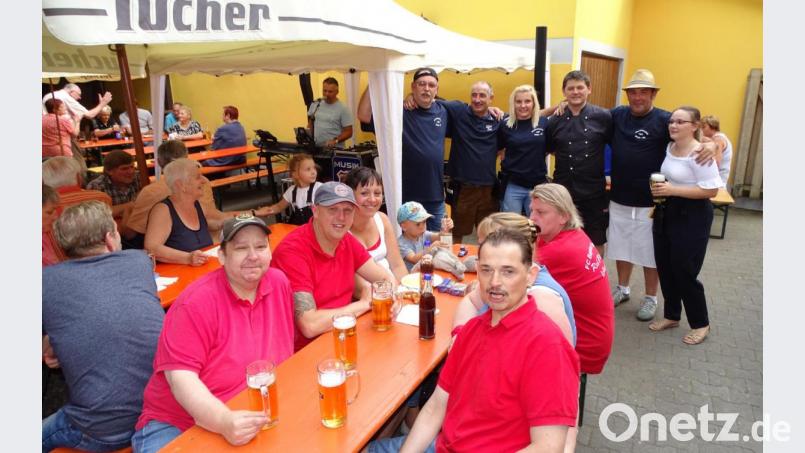 „Wann wird’s mal wieder richtig Sommer?“ lautete die musikalische (Scherz-)Frage des Duos „Musik total“. Beim Sommerfest der SG „Naber-Elf“ gab es einen Platzverweis für den Regen und der Wiesauer Bayernfanclub (vorne) feierte wie immer kräftig mit. Bild: Dobmeier