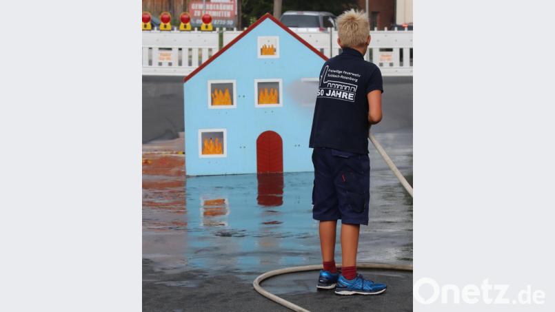 Und der Nachwuchs übt fleißig. Die Profis unter den Kleinen lassen die Klappen mit den Feuerzungen binnen Sekunden umfallen. Bild: mfh