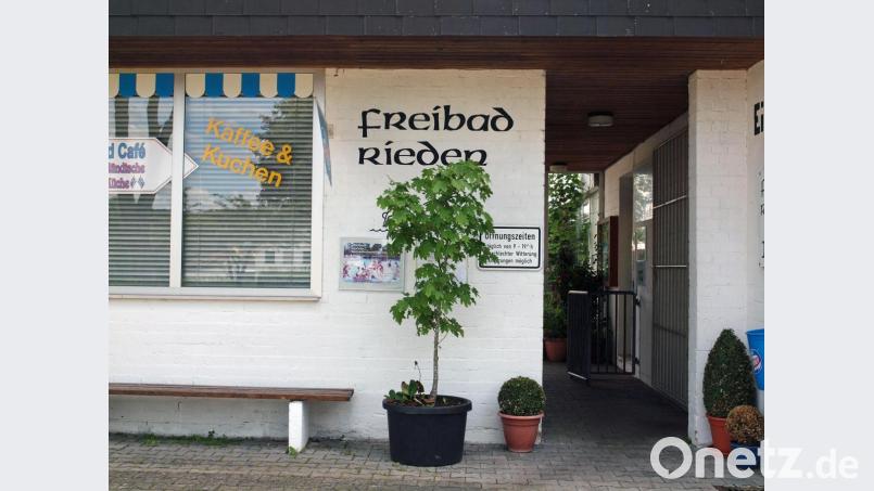 Der Eingang zum Freibad Rieden, der nachts mit einem Gitter gesichert ist. Hinter dem Schriftzug befindet sich das Kassenhäuschen. Bild: sön