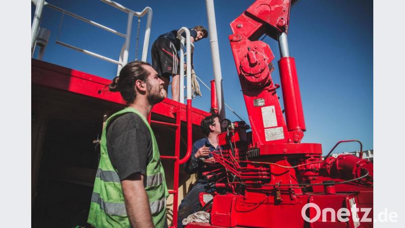 Dominik Reisinger auf der Seefuchs, dem Vorgänger-Schiff der "Alan Kurdi". 'Derzeit koordiniert der Weidener die Rettungsmission von Land aus. Archivbild: Sea-Eye