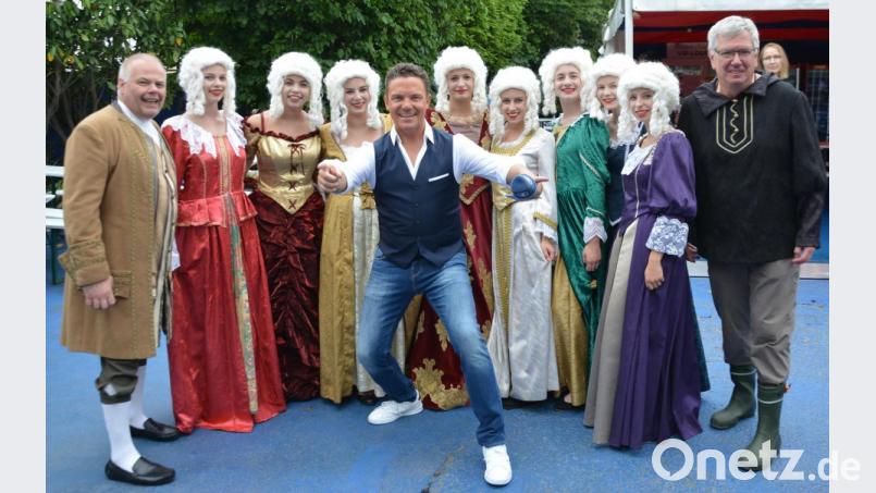 Gruppenbild mit Stefan Mross nach der Generalprobe: Michael Welnhofer (links) mit den „Grün-Weiß“-Mädels im Barockkostüm und Goldwäscher Günter Zithier waren von der unkomplizierten Art des Moderators bei der Live-Sendung „Immer wieder sonntags“ begeistert. Bild: exb/Stella Welnhofer