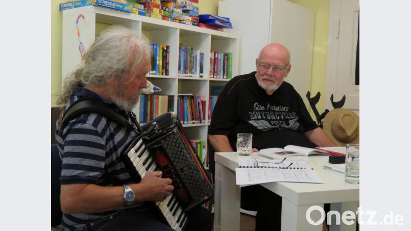 Walter Pilsak (links) ist seit langem der musikalische Begleiter von Hans G. Lauth bei den Lesungen. Bild: ubb