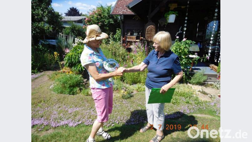 Bei der Verleihung der Plakette. Bild: Jürgen Bisani/exb