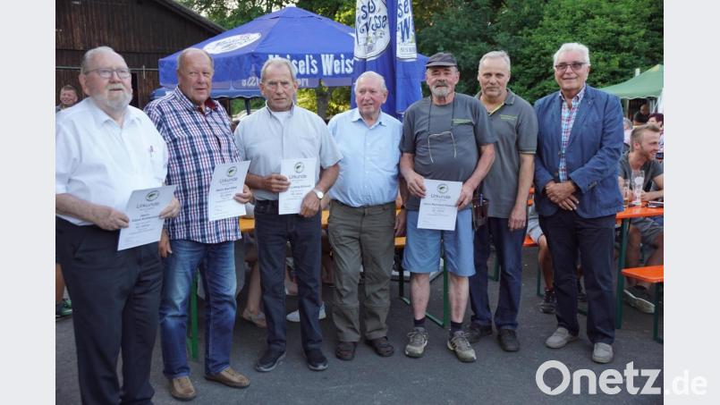 Sie wurden für ihre langjährige Mitgliedschaft bei den Immenreuther Fischerfreunden geehrt: Dr. Klaus Kohlschmidt (von links), Karl Hösl, Ludwig Schmidt, Konrad Merkl und Reinhard Pietsch. Es gratulierten Vorsitzender Willi Stahl und Zweiter Bürgermeister Josef Hecht (von rechts). Bild: bkr