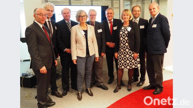 Ehrengäste der Kick-Off-Veranstaltung zum 13. Wissenschaftstag, darunter Professor Godehard Ruppert als Sprecher des EMN-Forums Wissenschaft (Fünfter von links) sowie Oberbürgermeister Kurt Seggewiß und OTH-Präsidentin Andrea Klug (Sechster und Siebte von links) Bild: Bühner