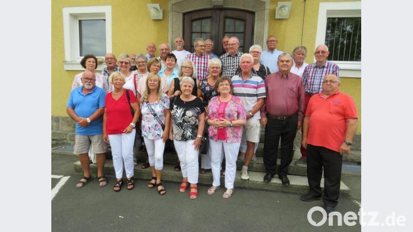Erinnerungsfoto vor der Grundschule. Zum 70. Geburtstag treffen sich die ehemaligen Mitschüler wieder. Bild: adj