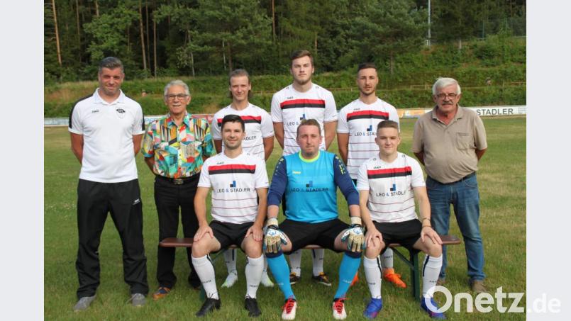 Kreisklassist ASV Neustadt hat seine Neuzugänge vorgestellt. Als Teammanager fungiert Egon Schmidt (links). Trainiert wird die Mannschaft von Markus Dagner (nicht im Bild). Bild: prh