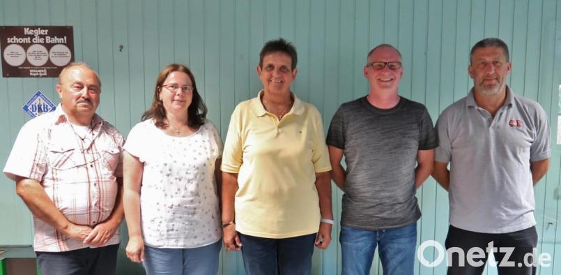 Weitere zwei Jahre stehen sie an der Spitze des Sportkegelclubs Vilseck werden (von links): Vorsitzender Dieter Woldert, Schriftführerin Angela Zeitler, Kassenverwalterin Inge Zeitler und Sportwart Bernhard Tuchbreiter. FV-Vorsitzender Robert Liermann gratuliert. Bild: rha