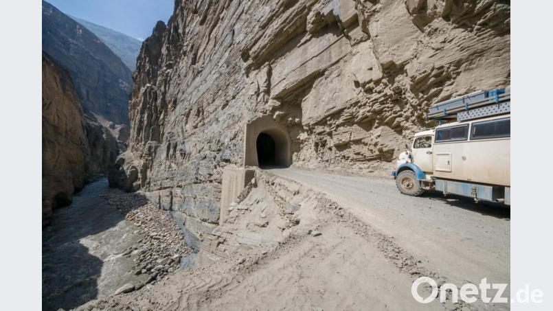 Zwischen Fels und Abgrund direkt aufs Nadelöhr zu: Manche Straße war eine besondere Herausforderung für Lkw und Fahrer. Bild: Hoppe/Rahn