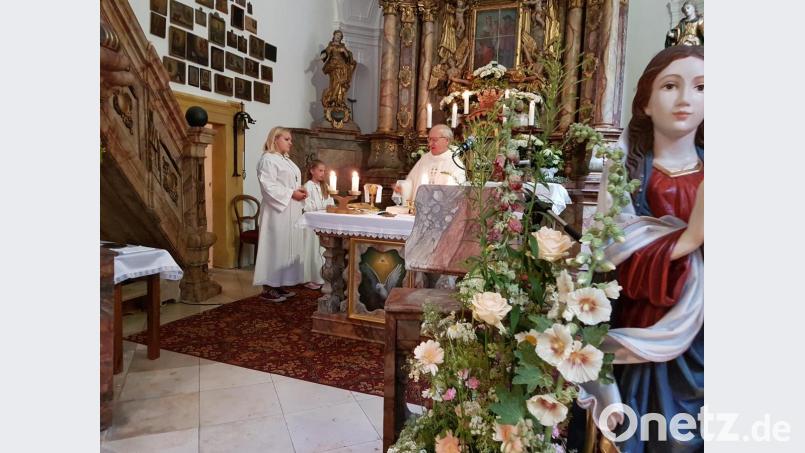 Pfarrer Helmut Süß zelebriert beim Triduum eine Messe in der Wallfahrtskirche Mariä Heimsuchung. Rechts im Vordergrund ist eine Statue der Gottesmutter zu sehen. Bild: hzi