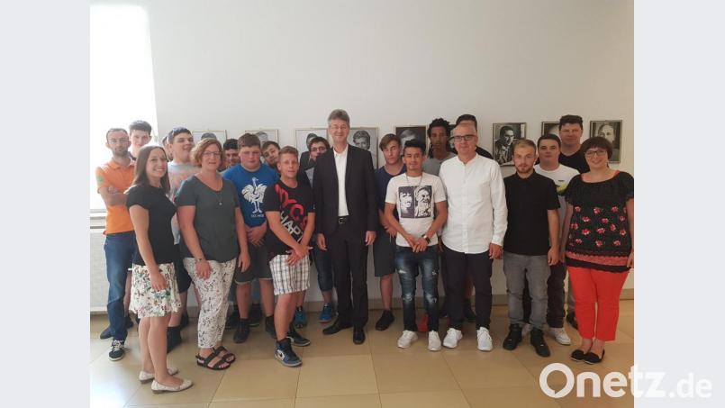 Kultusminister Michael Piazolo (erste Reihe, Fünfter von rechts) stellt sich gemeinsam mit den Schülern von der Privaten Berufsschule des St. Michaels-Werks, Schulleiter Peter Fleischmann (erste Reihe, Dritter von rechts) sowie den Lehrern Cornelia Haberkorn (erste Reihe, Zweite von links), Johanna Rosner (erste Reihe, links), Verena Mardanow (erste Reihe, rechts) und Hans Haberberger (hinten, rechts) zu einem Erinnerungsfoto auf. Bild: exb