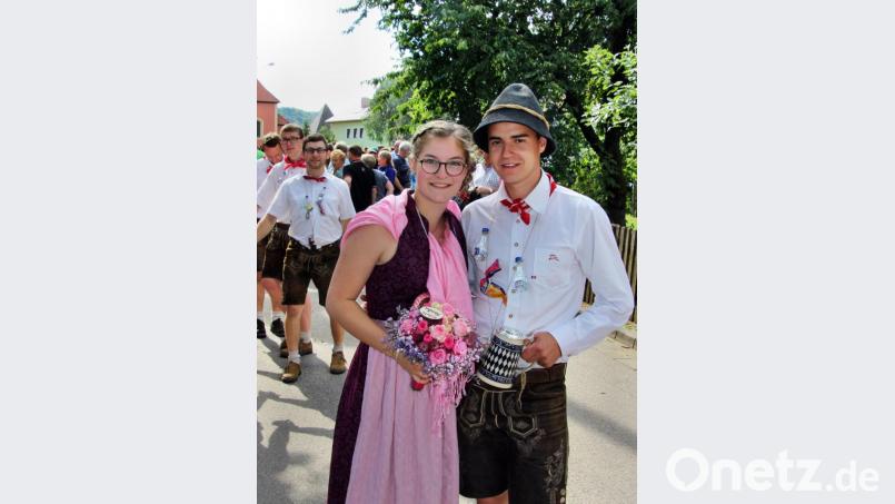 Hanna Renner und Florian Kolb kürt der Wecker mit seinem Klingeln zum Oberkirwapaar 2019. Bild: ds