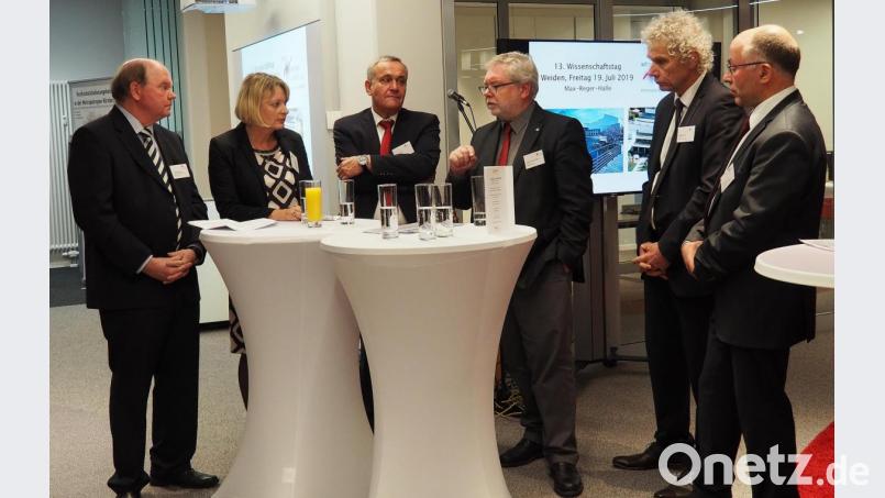 Moderiert von Wolfgang Weber von der OTH Amberg Weiden (Erster von links) diskutierten OTH-Präsidentin Andrea Klug, Oberbürgermeister Kurt Seggewiß, Professor Godehard Ruppert als Sprecher des EMN-Forums Wissenschaft, Landrat Wolfgang Lippert vom Landkreis Tirschenreuth und der stellvertretende Landrat Albert Nickl vom landkreis neustadt/WN Bild: Bühner